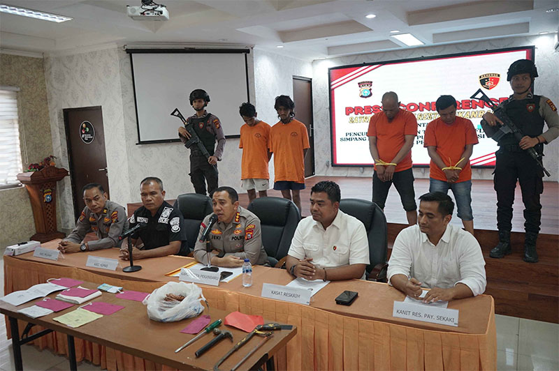 Kapolresta Pekanbaru Kombes Pol Jeki Rahmat Mustika memberikan keterangan pers, di Polresta Pekanbaru, Kamis (8/5/2025).