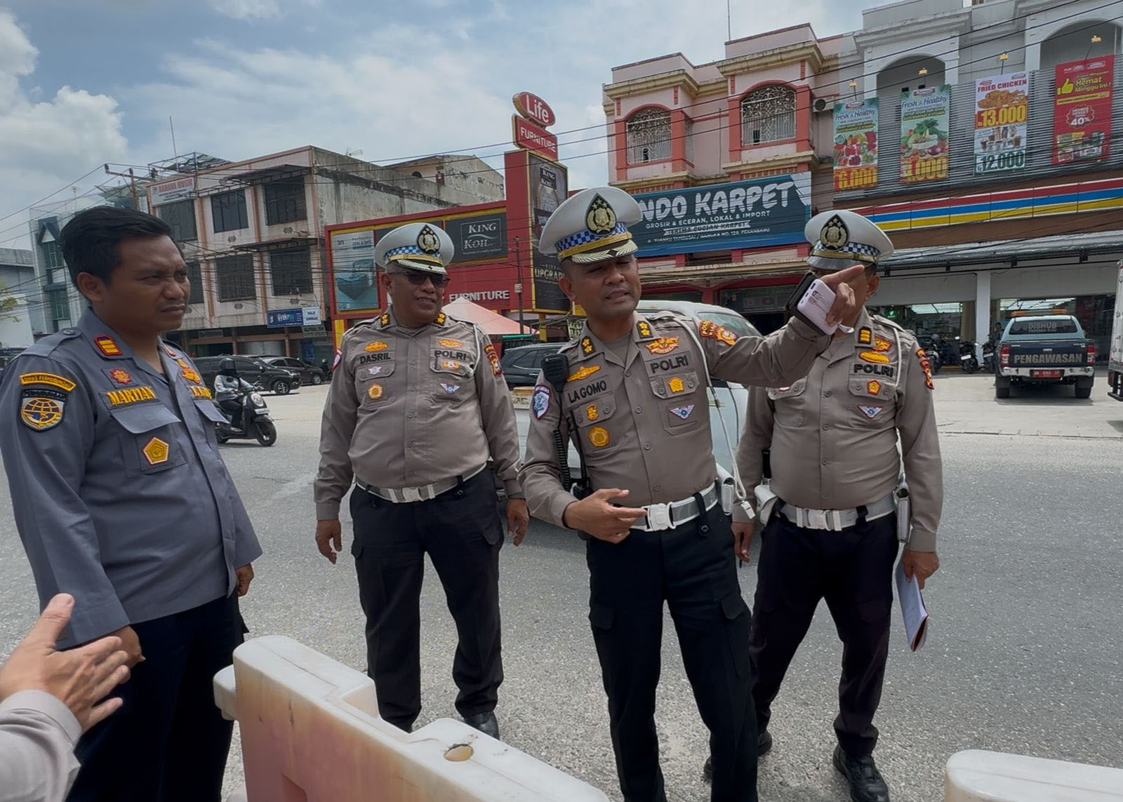 Kasubdit Gakkum Ditlantas Polda Riau AKBP Lagomo (kanan) saat meninjau salah satu u turn di Jalan Tuanku Tambusai, Pekanbaru, Kamis (8/5/2025).
