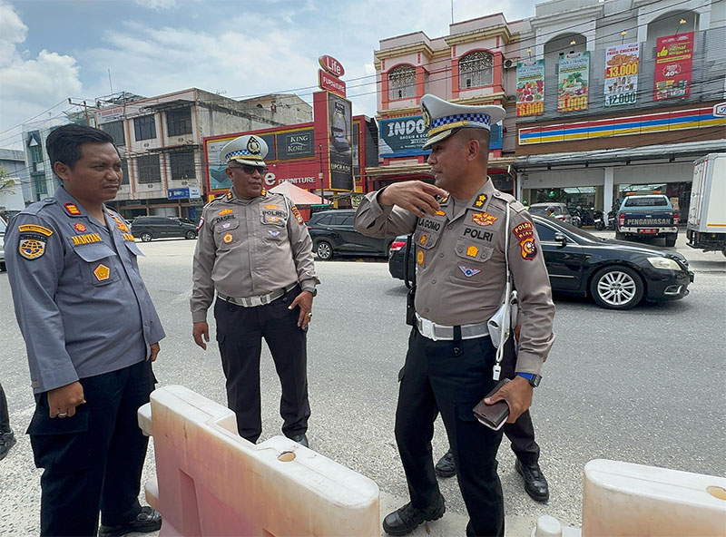 Kasubdit Gakkum Ditlantas Polda Riau AKBP Lagomo (kanan) saat meninjau salah satu u turn di Jalan Tuanku Tambusai, Kamis (8/5/2025).