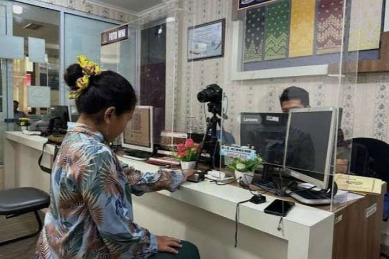 Petugas Kantor Imigrasi Kelas IIA TPI Bengkalis sedang melayani pembuatan paspor elektronik bagi pemohon yang diberi opsi jangka waktu paspor 5 dan 10 tahun.