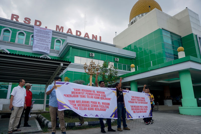 Sejumlah kontraktor atau rekanan yang mengerjakan proyek pembangunan di Rumah Sakit Daerah (RSD) Madani Pekanbaru menggelar aksi di depan rumah sakit menuntut pembayaran.