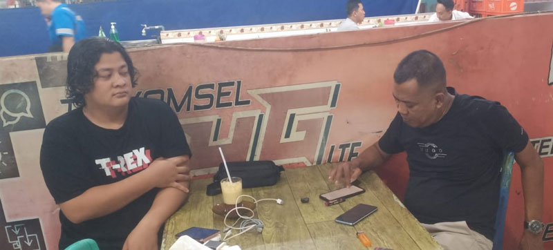 Warga Dusun Toro, Desa Lubuk Kembang Bunga, Kecamatan Ukui, berbincang-bincang di sebuah warung. Mereka mendambakan jaringan komunikasi.