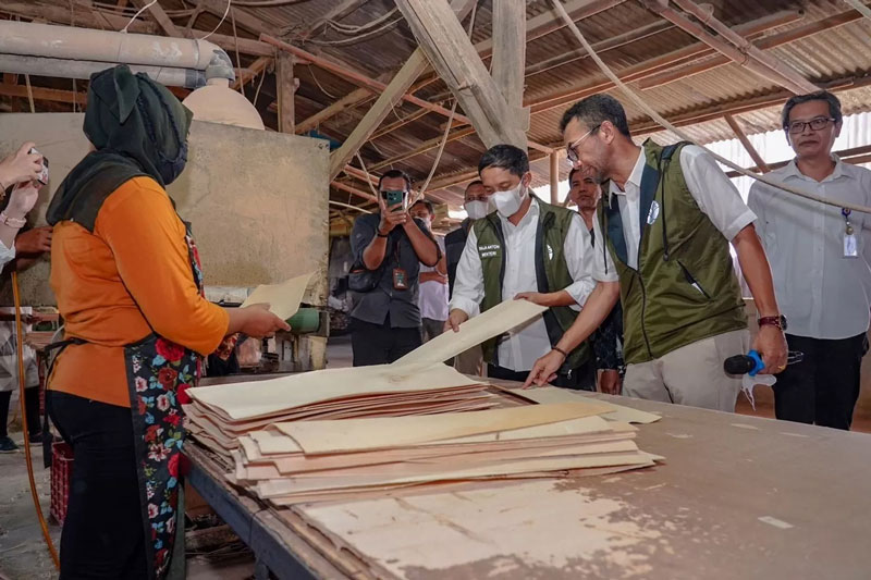 Menteri Kehutanan (Menhut) Raja Juli Antoni melepas ekspor lunch box berbahan kayu sengon menuju Taiwan di Yogyakarta, Rabu (7/5/2025).
