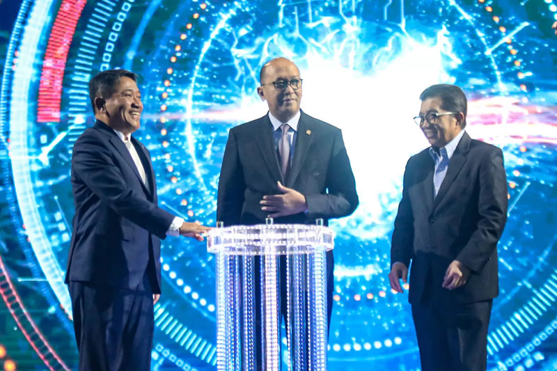 Menteri Investasi dan Hilirisasi/Kepala BKPM dan CEO BPI Danantara Rosan Roeslani (tengah) bersama Plt Direktur Utama PT Bank Syariah Indonesia Tbk Bob T Ananta.