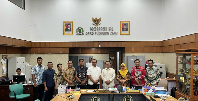 Ketua Komisi III DPRD Riau Edi Basri dan SEVP Business Support Regional III Bambang Budi Santoso foto bersama saat menghadiri rapat kerja Komisi III DPRD Riau.