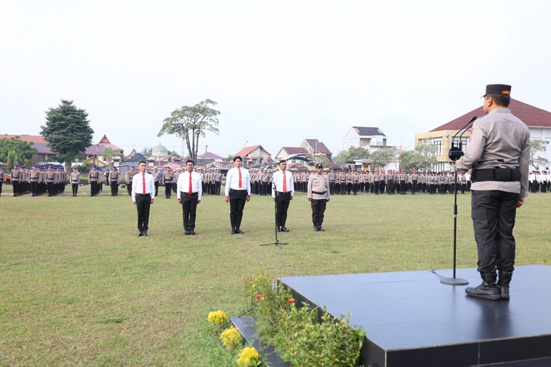 Kapolda Riau Irjen Pol Herry Heryawan memimpin upacara kenaikan pangkat dan pemberian penghargaan personel berprestasi di halaman Mapolda Riau, Rabu (7/5/2025).