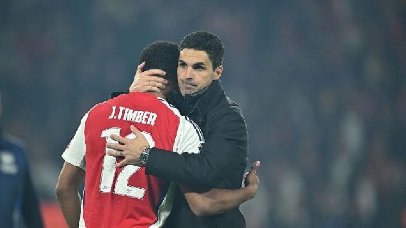 Mikel Arteta menghibur Jurien Timber setelah kekalahan Arsenal dari PSG di semifinal Liga Champions.