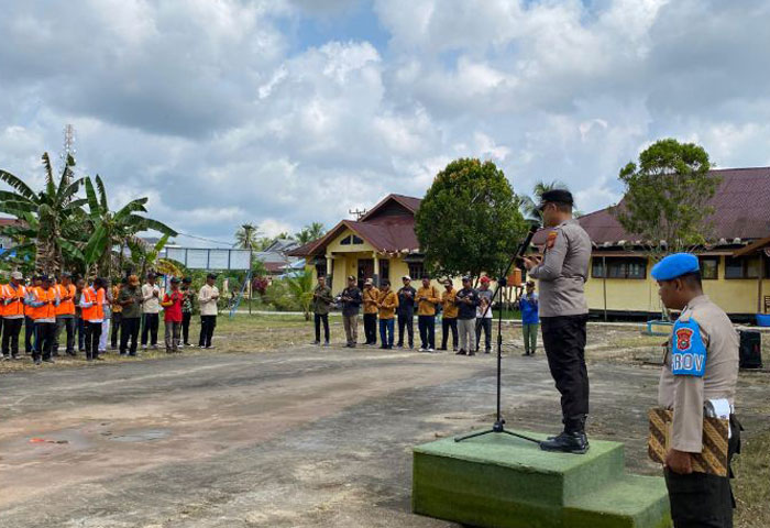 Kapolsek Pelangiran Iptu Anton Hilman pimpin apel gabungan antisipasi Karhutla di halaman Kantor Camat Pelangiran, Inhil, Kamis (8/5/2025).