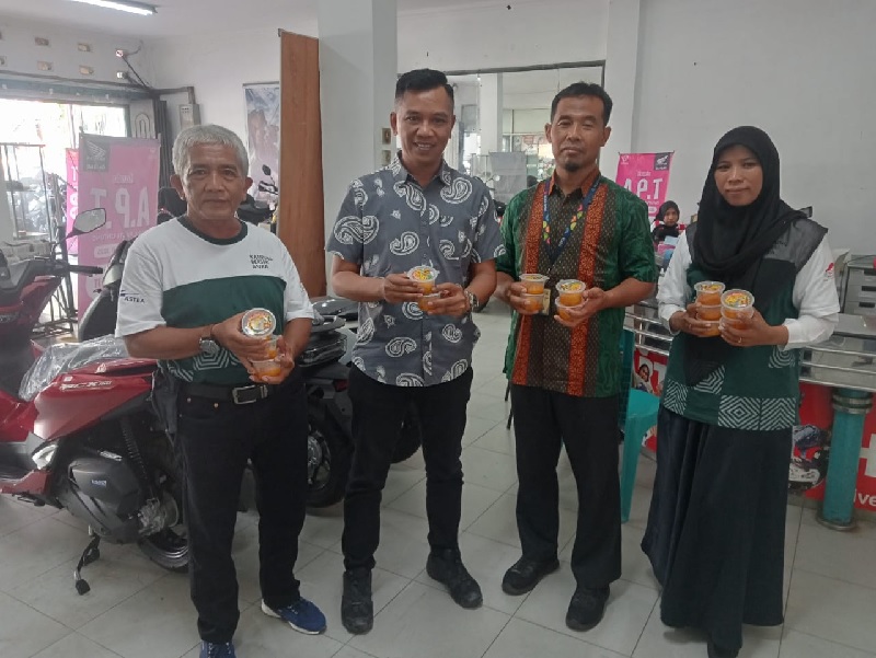 Korwil Astra Grup Pekanbaru, Khaerudin (dua kiri) didampingi Local Champion Kampung Berseri Astra Madani, Mirshal (kiri) dan pelaku UMKM Gerai Anak Mak Long Mahpuzah memperkenalkan bolu berendam.