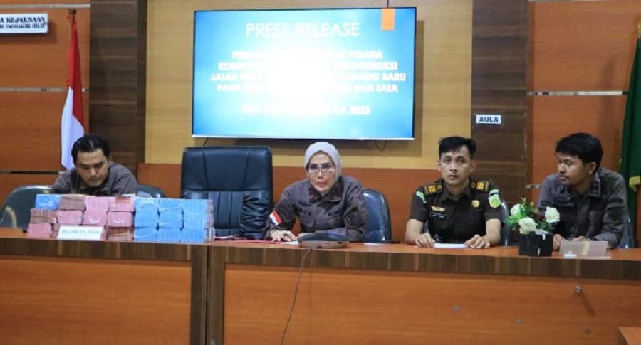 Kajari Inhil Nova Puspitasari ketika konferensi pers setelah menerima kembalian kerugian keuangan negara dalam proyek ruas jalan Teluk Pinang, Lahang Baru, Kamis (8/5/2025).