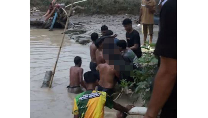 Evakuasi pemuda yang tenggelam di lokasi penambangan emas tanpa izin di kawasan kebun sawit, Danau Kebun Nopi Desa Bukit Pedusunan, Kecamatan Kuantan Mudik, Kuansing.