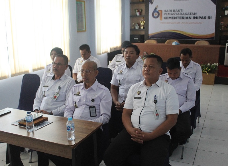 Kalapas Bengkalis Kriston Napitupulu (tengah depan) mengikuti rapat evaluasi bersama Kementerian Imigrasi dan Pemasyarakatan secara virtual di ruang rapat Lapas pada, Rabu (7/5/2025).