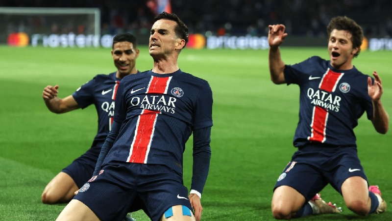 Pemain PSG merayakan gol ke gawang Arsenal pada semifinal leg kedua Liga Champions di Paris, Kamis (8/5/2025) dini hari WIB.