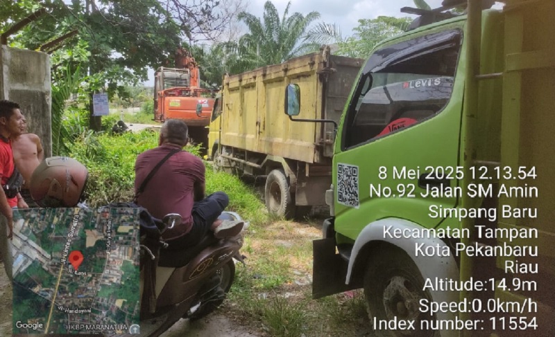 DLHK Pekanbaru menurunkan alat berat untuk mengangkut sampah yang menumpuk di Jalan Laos Kelurahan Air Hitam Kecamatan Payung Sekaki.
