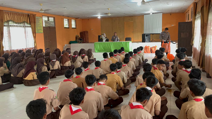 Satlantas  Polres  Kampar  melaksanakan  kegiatan  Dikmas  Lantas  "Police  Goes  To  School"  (PGTS)  sosialisasi  etika  tertib  berlalu  lintas  di  SMPN  2  Bangkinang, Kamis pagi (8/5/2025).