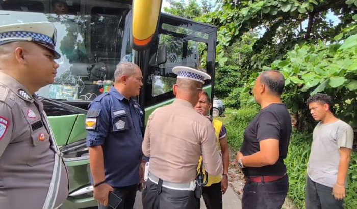 Sopir bus ALS bersitegang dengan petugas karena tidak memiliki SIM saat operasi penindakan, Kamis (7/5/2025).