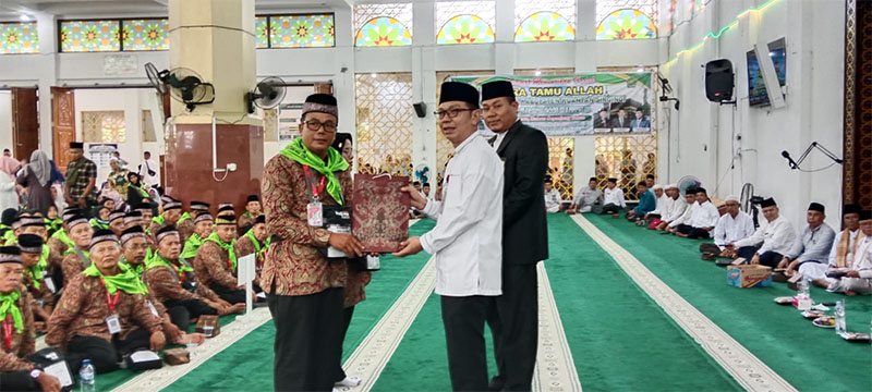 Pj Sekda Kuansing dr H Fahdiansyah SpOg menyerahkan cendera mata secara simbolis pada JCH Kuansing yang berangkat, Jumat (9/5/2025) dari Masjid Agung Ar Raudha Kuansing.