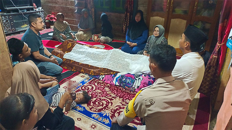 Personel Polsek Cerenti mengunjungi rumah warga Desa Pesikaian Cerenti yang meninggal akibat disambar petir, Kamis (8/5/2025) sore.