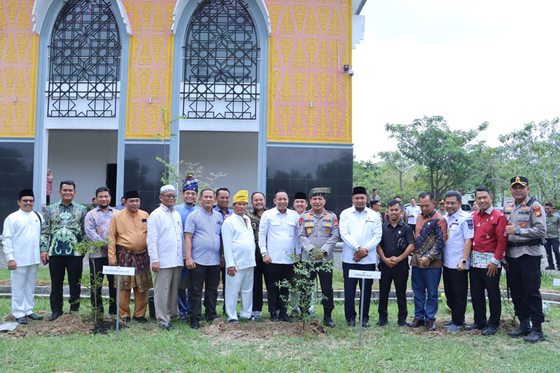Ketua DPRD Siak Indra Gunawan (delapan kanan), Wakil Ketua I Syarif (enam kanan), Wakil Ketua II Laiskar Jaya (dua kiri) dan sejumlah anggota DPRD Siak foto bersama.