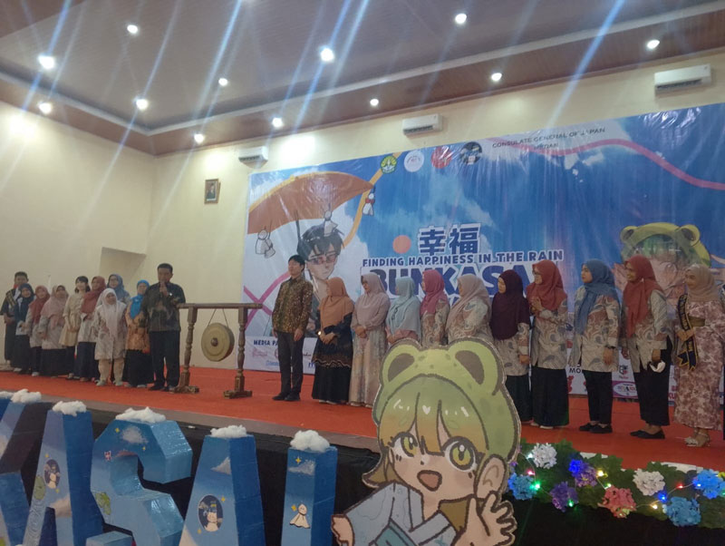 Wakil Rektor III Unri Prof Dr Hermandra MA memukul gong tanda dimulainya Festival Bunkasai XVIII &lsquo;&rsquo;Finding Happiness In The Rain&rsquo;&rsquo; Unri di Gedung M Diah, Kamis (8/9/2025).