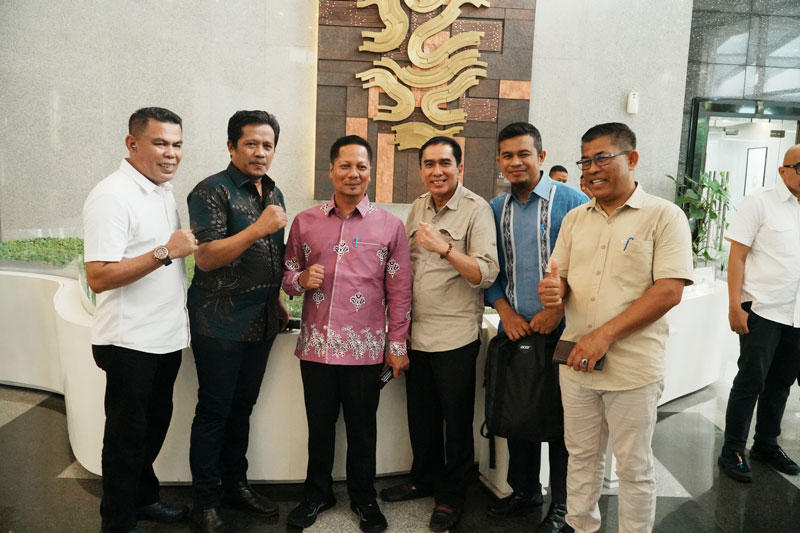 Kabag Umum Setda Kuansing Marel ST, Sekretaris Dinas PUPR Kuansing Deswan Antoni, Wabup H Muklisin, Sekretaris Dinas Budpar Ahmad Herry, Sekretaris Dinas Kopdagrin Junaidi foto bersama.