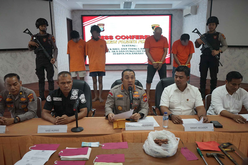 Kapolresta Pekanbaru Kombes Pol Jeki Mustika (tengah) didampingi Kasatreskrim Polresta Pekanbaru Berry Juana Putra (dua kanan) memberi keterangan ekspose kasus pencurian kabel JPU.