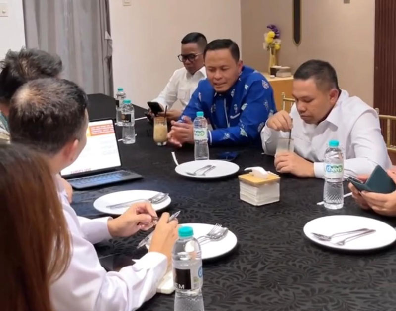Wali Kota Pekanbaru Agung Nugroho (dua kanan) bersama Gubri Abdul Wahid dan rombongan bertemu dengan Badan Gizi Nasional (BGN) membahas program Makan Bergizi Gratis di Jakarta.