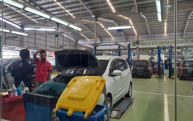 Suasana bengkel resmi Suzuki SM Amin, Pekanbaru, Kamis (8/5/2025).