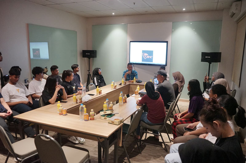 Para peserta sedang mengikuti technical meeting Turnamen Rajawali Cup III 2025 di Hotel Monoloog Jalan Tengku Zainal Abidin Pekanbaru, Kamis (8/5/2025) malam.