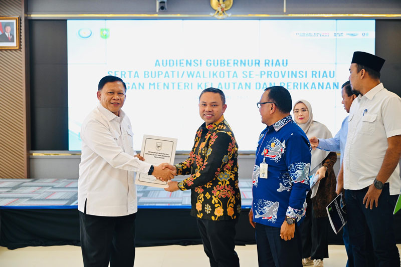 menyerahkan usulan: Gubri Abdul Wahid bersama kepala daerah di Riau menyerahkan usulan pengembangan perikanan di Riau kepada&nbsp;Wakil Menteri Kelautan dan Perikanan Didit Herdiawan di Jakarta.