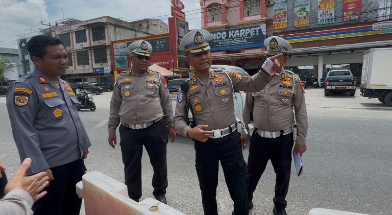 Kepala Sub Direktorat Gakkum Ditlantas Polda Riau AKBP Lagomo (dua kanan) saat meninjau salah satu U-turn di Jalan Tuanku Tambusai, Pekanbaru, Kamis (8/5/2025).