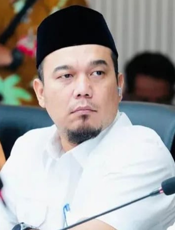 Bupati Inhu Ade Agus Hartanto meradang begitu tahu guru bantu daerah sudah lima bulan belum gajian.