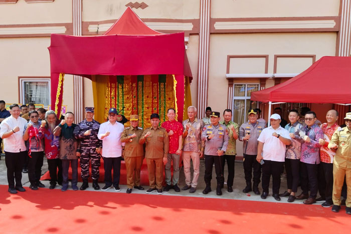 Gubri Abdul Wahid bersama Bupati H Bistamam, jajaran forkopimda Riau, forkopimda Rohil, tokoh masyarakat Tionghoa pada saat berkunjung di Kepenghuluan Sungai Bakau, Sinaboi, Jumat (9/5/2025)