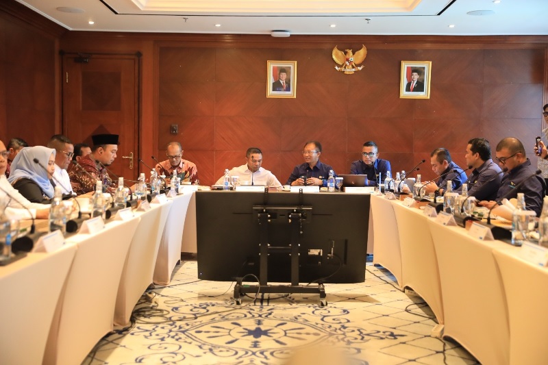 Gubri Abdul Wahid, Direktur Distribusi PLN Kantor Pusat, Adi Priyanto, dan General Manager PLN UID Riau & Kepri, Khairullah (kanan) saat berdialog bersama para bupati dan wali kota se-Riau.