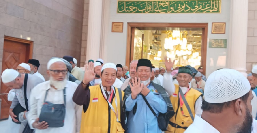 Para jemaah calon haji Kloter 3 Batam saat ziara ke makam Rasulullah Muhammad SAW di Madinah.