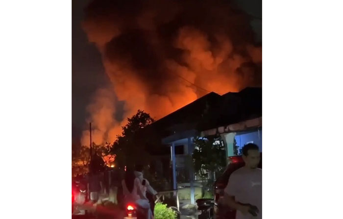 Kobaran api menjunjung tinggi ke langit saat membakar tiga unit rumah di Jalan Kayu Jati, Tembilahan, Inhil, Kamis (8/5/2025).