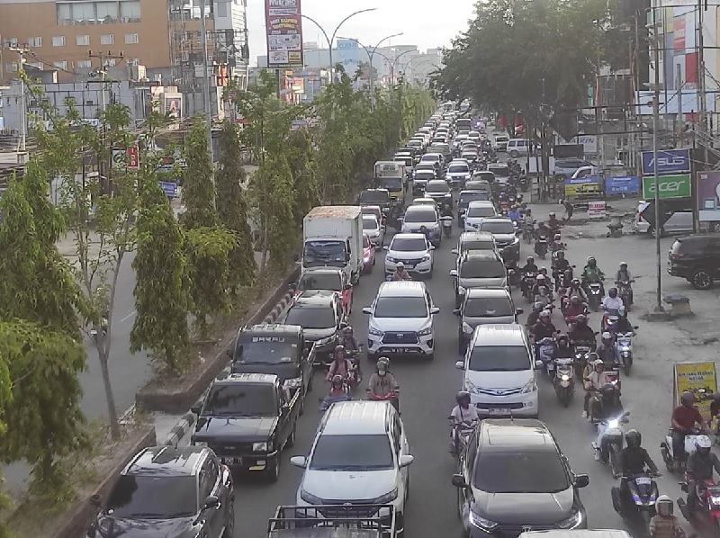 Kepadatan kendaraan di saat jam pulang kerja di Jalan Tuanku Tambusai dampak penutupan U Turn Hotel Royal Asnof di Jalan Tuanku Tambusai, Pekanbaru, Jumat (9/5/2025) sore.