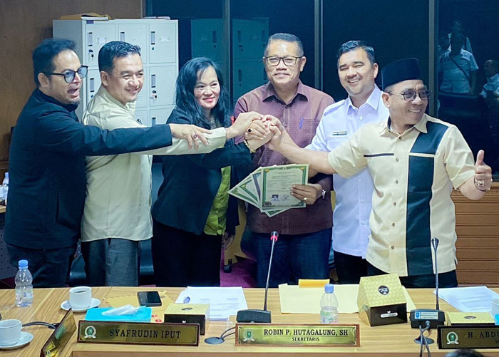 Perwakilan Komisi V DPRD Riau, Manajemen PT Mega Sanel Lestari dan Dinas Tenaga Kerja dan Transmigrasi berfoto bersama usai melakukan pertemuan awal pekan ini.