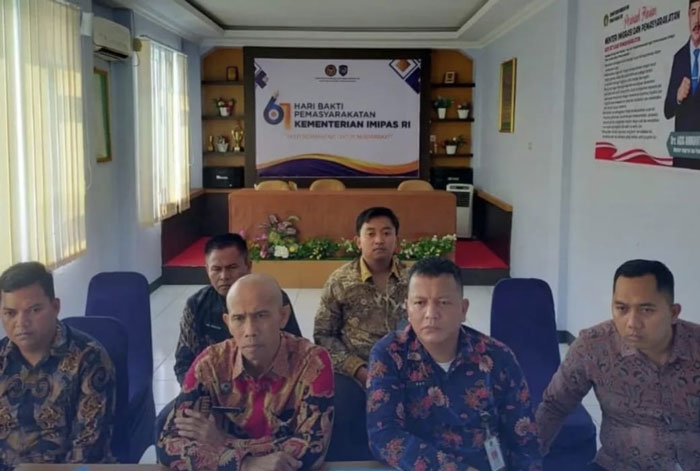 Kalapas Bengkalis Kriston Napitupulu dan anggota mengikuti zoom meeting bersama Direktur Pemasyarakatan Dirjen Pemasyarakatan Kementerian Imigrasi dan Pemasyarakatan RI Drs Mashudi, Jumat (9/5/2025)