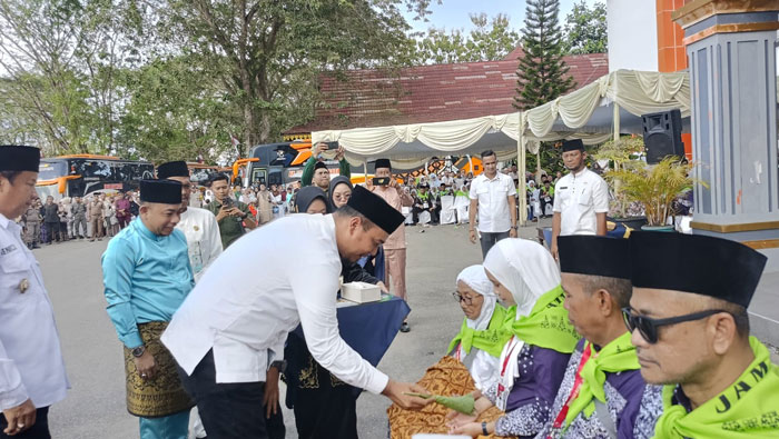 Bupati Inhu Ade Agus Hartanto saat menepuk tepung tawar kepada perwakilan JCH, Jumat (9/5/2025).