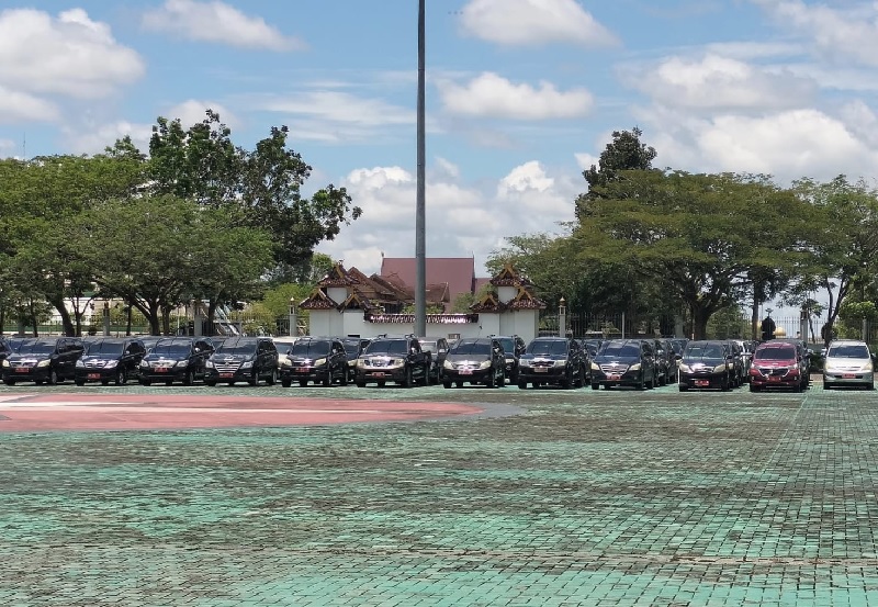 Sebulan lamanya, ratusan mobil dinas jabatan dan operasional roda empat OPD se-Rohul parkir di halaman Kantor Bupati Rohul, Jumat (9/5/2025).