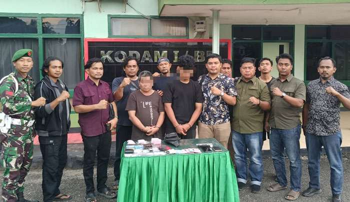 Dua terduga tersangka pengedar dan pemakai narkotika sebelum dilimpahkan ke Satreskrim Narkoba, Kamis (8/5/2025).