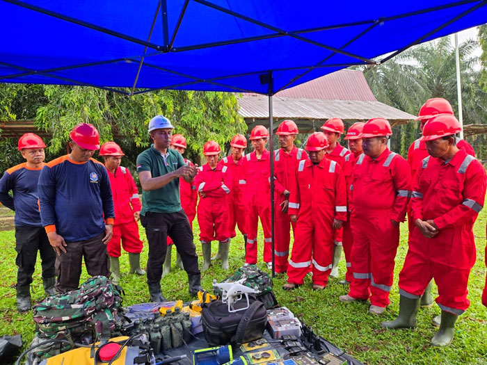 Instruktur sedang memberikan pelatihan serta peningkatan kapasitas petani dalam penanganan karhutla di Lapangan Sport Center PT KTU, Rabu (30/4/2025).