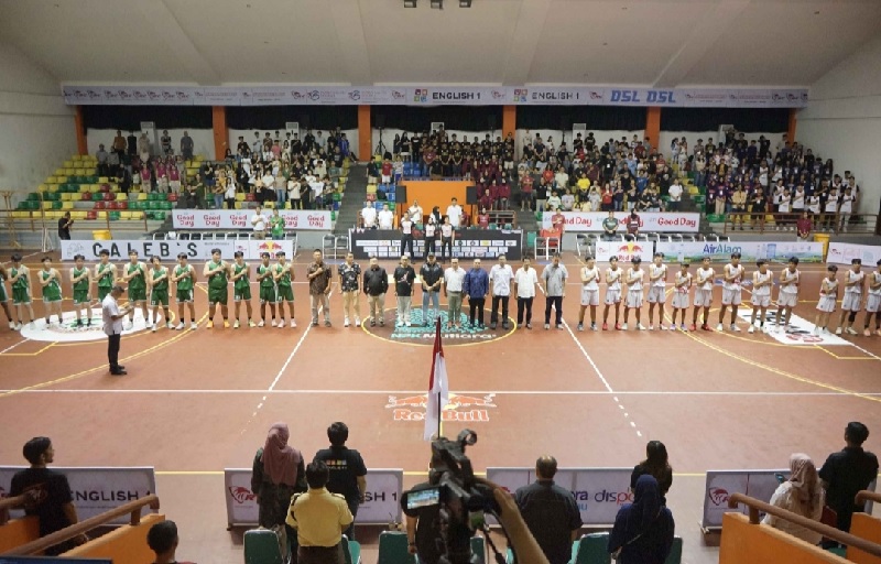 Suasana pembukaan Turnamen Rajawali Cup III 2025 di Gelanggang Olahraga Tribuana Pekanbaru, Jumat (9/5/2025) malam.