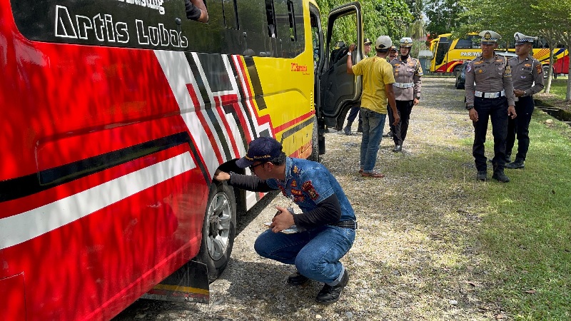 Satlantas Polres Kampar  bersinergi dengan  Dishub  Kabupaten Kampar, Jasa Raharja Cabang Kampar dan Dokkes Polres Kampar  mengadakan razia gabungan, Kamis (8/5/20