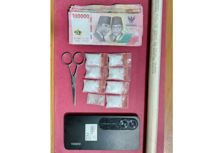 Barang bukti narkoba dan barang bukti lain yang turut diamankan bersama 4 tersangka di Mapolsek Bukit Batu, Jumat (9/5/2025).