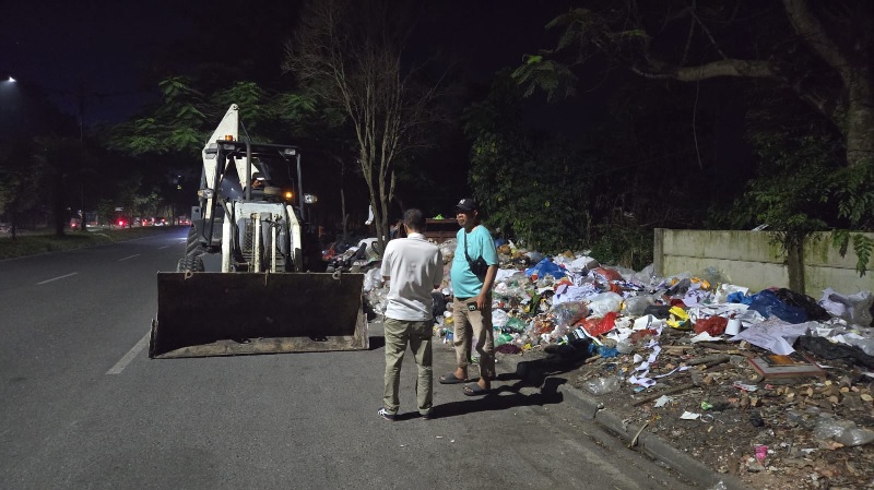 Petugas DLHK Pekanbaru melakukan pengangkutan sampah pada titik lokasi tumpukan sampah.