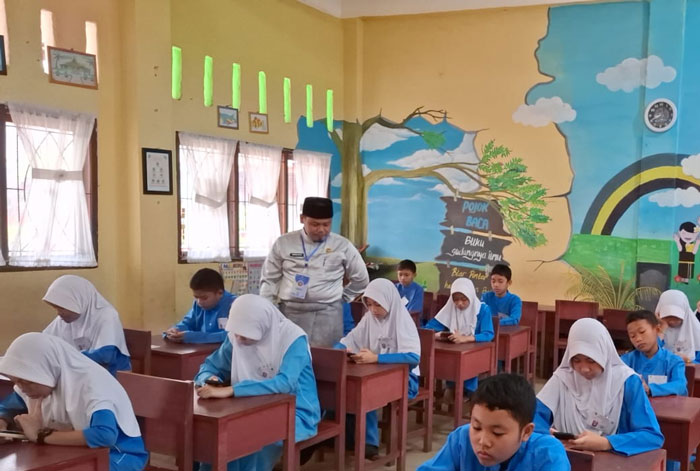 Sekretaris Dinas Pendidikan Ahmad Kursairi meninjau pelaksanaan UAS di satu Sekolah Dasar di Tembilahan, Jumat (9/5/2025).