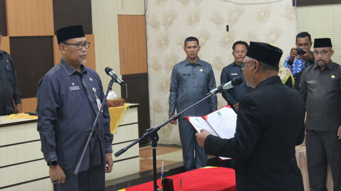 Sekda Inhil Tantawi Jauhari melantik dan mengambil sumpah 7 pejabat dari esellon II, III dan IV di Aula Bappeda Inhil, Jumat (8/5/2025).