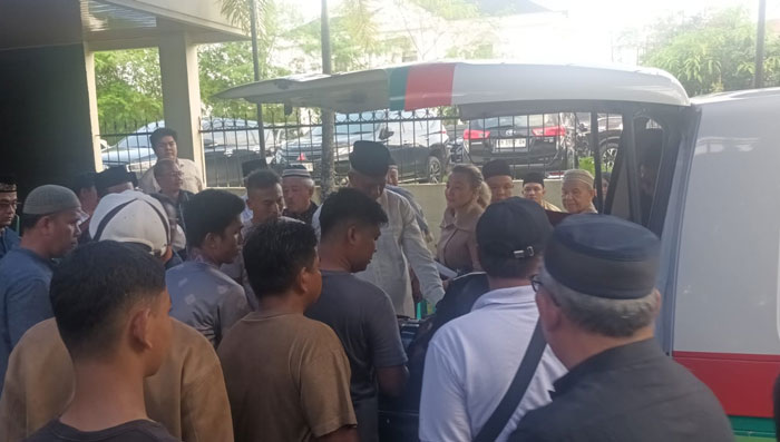 Jenazah mantan Bupati Pelalawan Tengku Azmun Jaafar tiba di rumah duka di kediamannya Jalan Mutiara Sari, Kota Pekanbaru, Jumat (9/5/2025) petang.